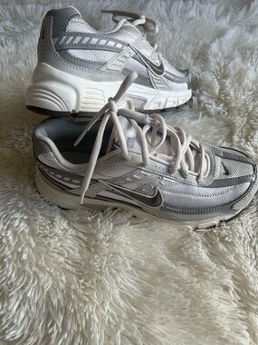 Nike Women Light Gray & White Athletic Running Shoes